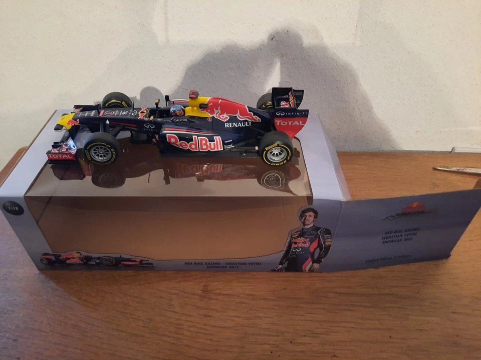 Red Bull Vettel RB7 Showcar 2011 - Bild 3 von 4