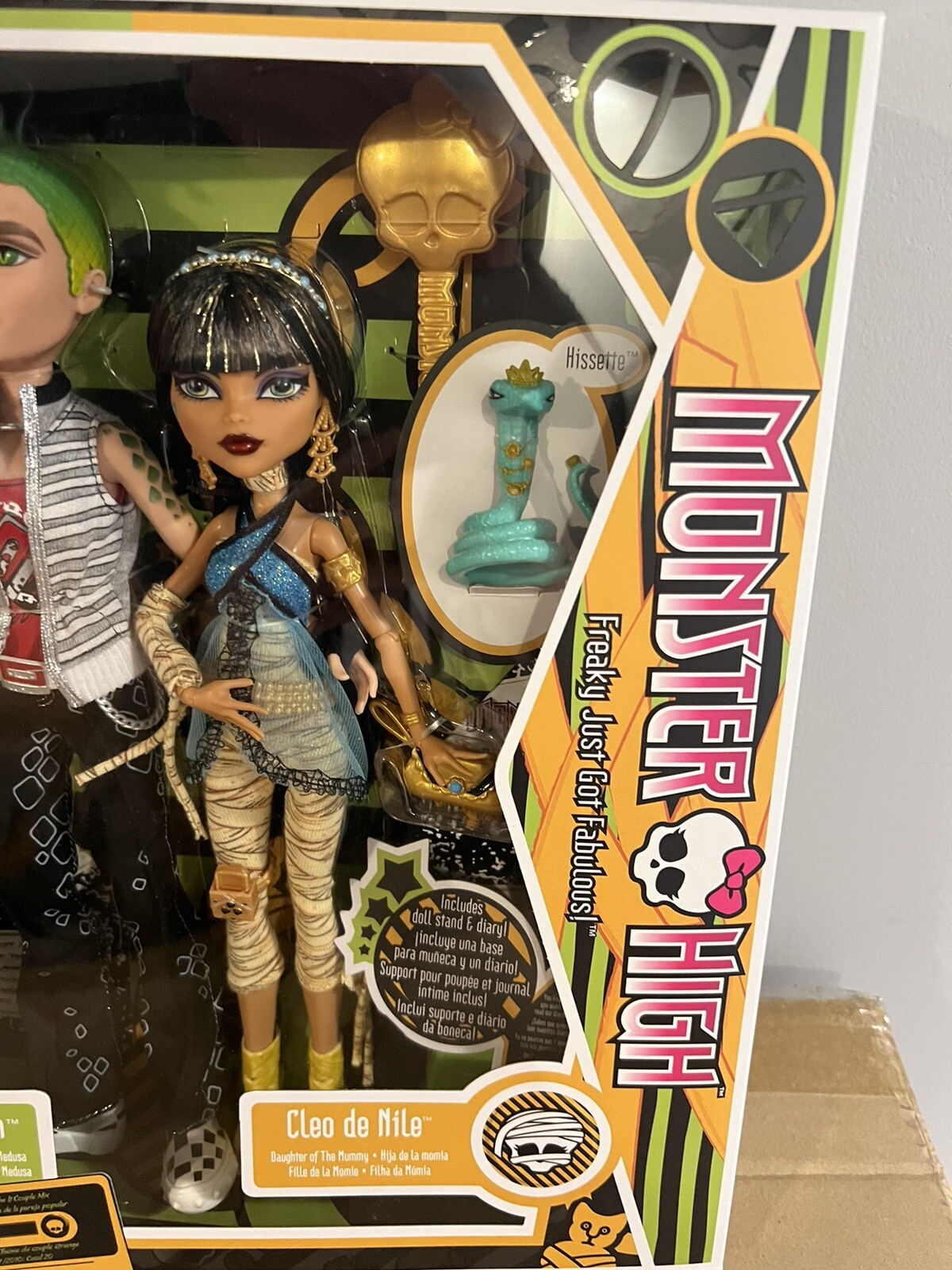 mattel-monster-high-cleo-de-nile-and-deuce-gorgon-doll-gift-set