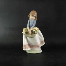 LLADRO FIGURINE MAY FLOWERS 5467