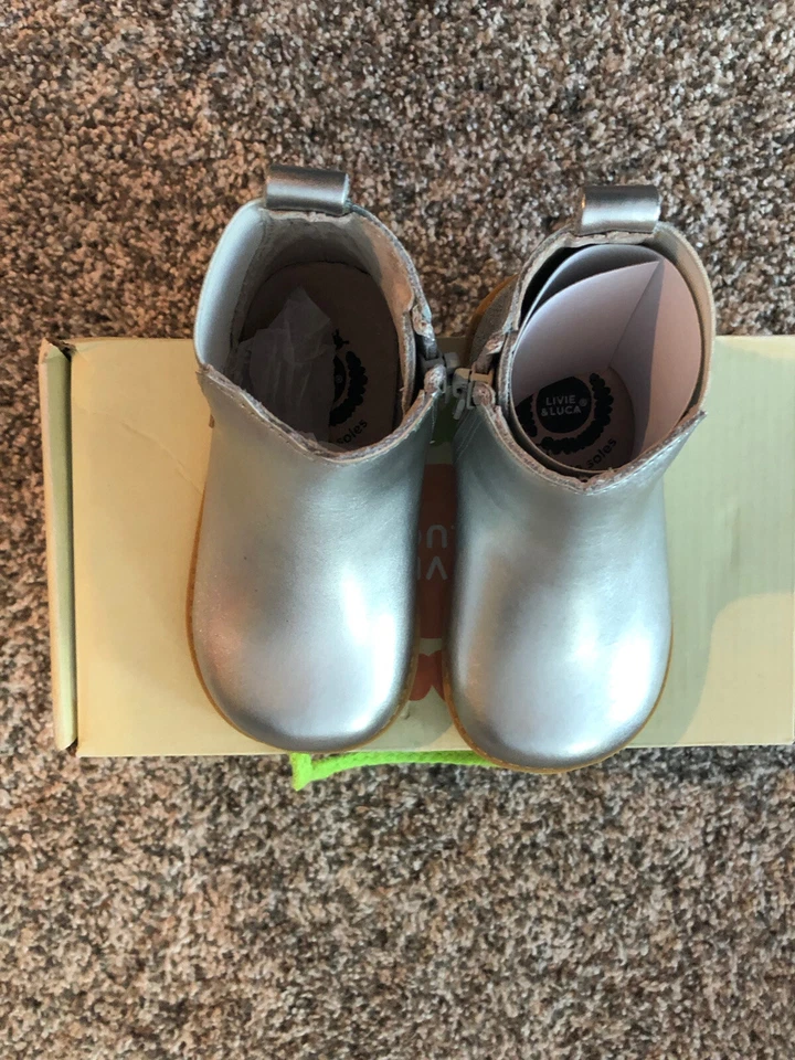 Livie and Luca Wink Booties 6T New - Photo 3/4