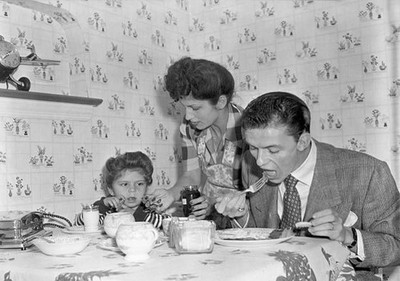Frank Sinatra eating breakfast with his daughter Nancy while his w- Old Photo