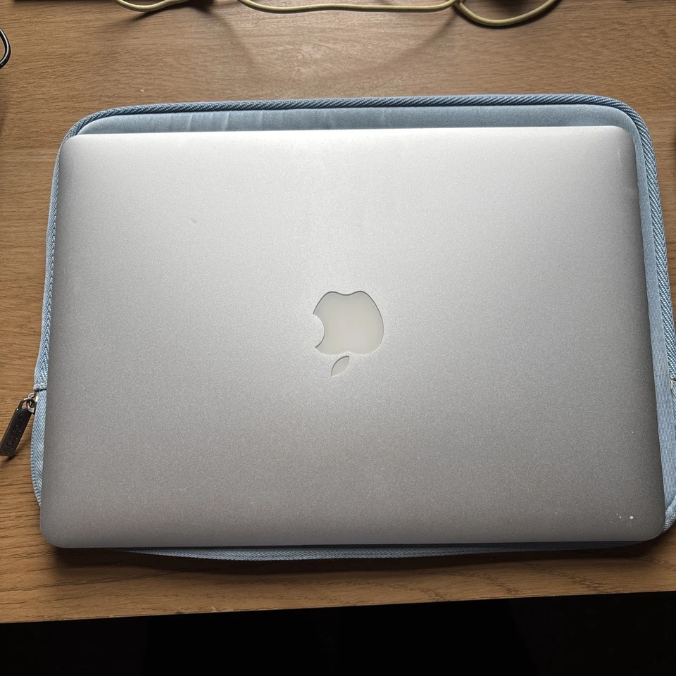 Apple MacBook Air 13.3"  2012  - 256GB SSD (Upgraded to 1TB) - 8GB Ram - used - Image 2 of 4