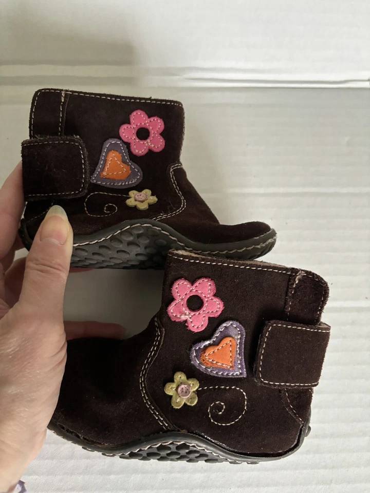 Genuino Niños Oshkosh Bebé Niñas Talla 5 Marrón Gamuza Flores Botas Zapatos Foto 3 de 4