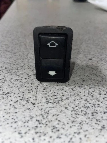 BMW 5 Touring E39 Schalter für Fensterheber hinten links 8368974 2.00 33755363