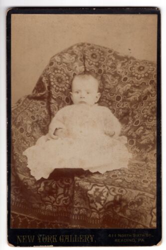 CIRCA 1870s CABINET CARD NEW YORK GALLERY BABY WHITE DRESS READING PENNSYLVANIA - Afbeelding 1 van 4