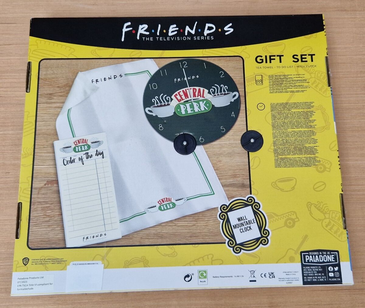 FRIENDS “Central Perk” Gift Set w/ WALL CLOCK, Tea Towel and To-Do-List  Pad, NEW