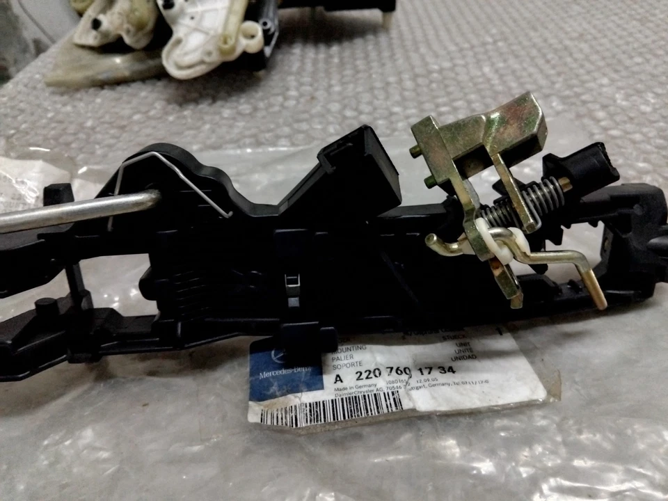 Cojinete manija puerta trasera izquierda original mercedes benz w220 a2207601734 Foto 3 de 3