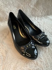 Chaps Tamryn Women Size 8.5 B Patent Leather Wedge Heel Black Gold Bow Elegant