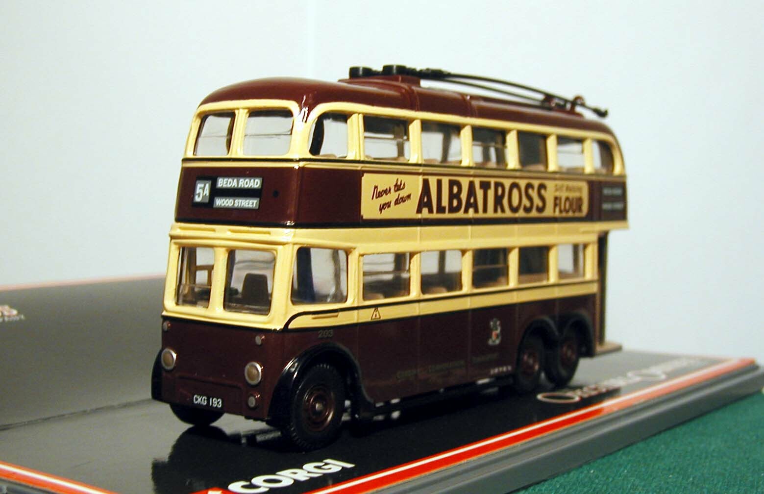 CORGI OOC CARDIFF CORPORATION AEC 6641 TROLLEYBUS-43704