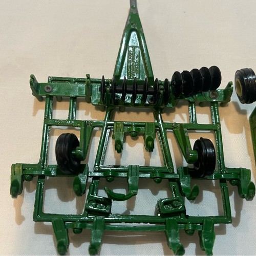 1/64 John Deere Tractor & Implement Grouping - 7 pieces total - Picture 9 of 12