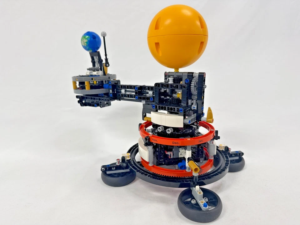 LEGO 42179 Technic Planet Earth and Moon in Orbit - Image 2 of 3