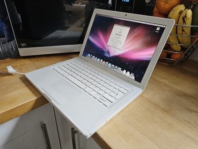 Retro Apple MacBook A1181 2006 Intel Core Duo 2GB RAM 256GB SSD MacOs X Leopard