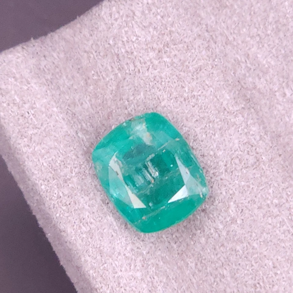 Esmeralda Panjshir natural de 2,59 quilates con certificación GGI en corte cojín Foto 3 de 4