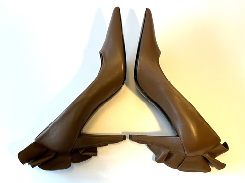 Décolleté Max Mara in pelle marrone con coda a volant, taglia 9,5 (US) 39,5 (EU) $725 - Foto 7 di 12