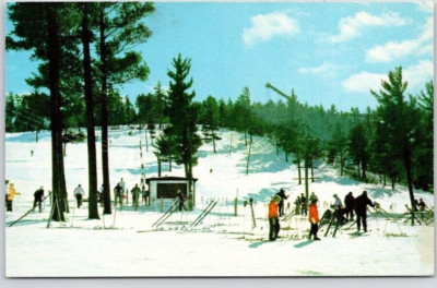 IRON MOUNTAIN, MICHIGAN SKIING POSTCARD Pine Mountain Lodge Ski School Slope