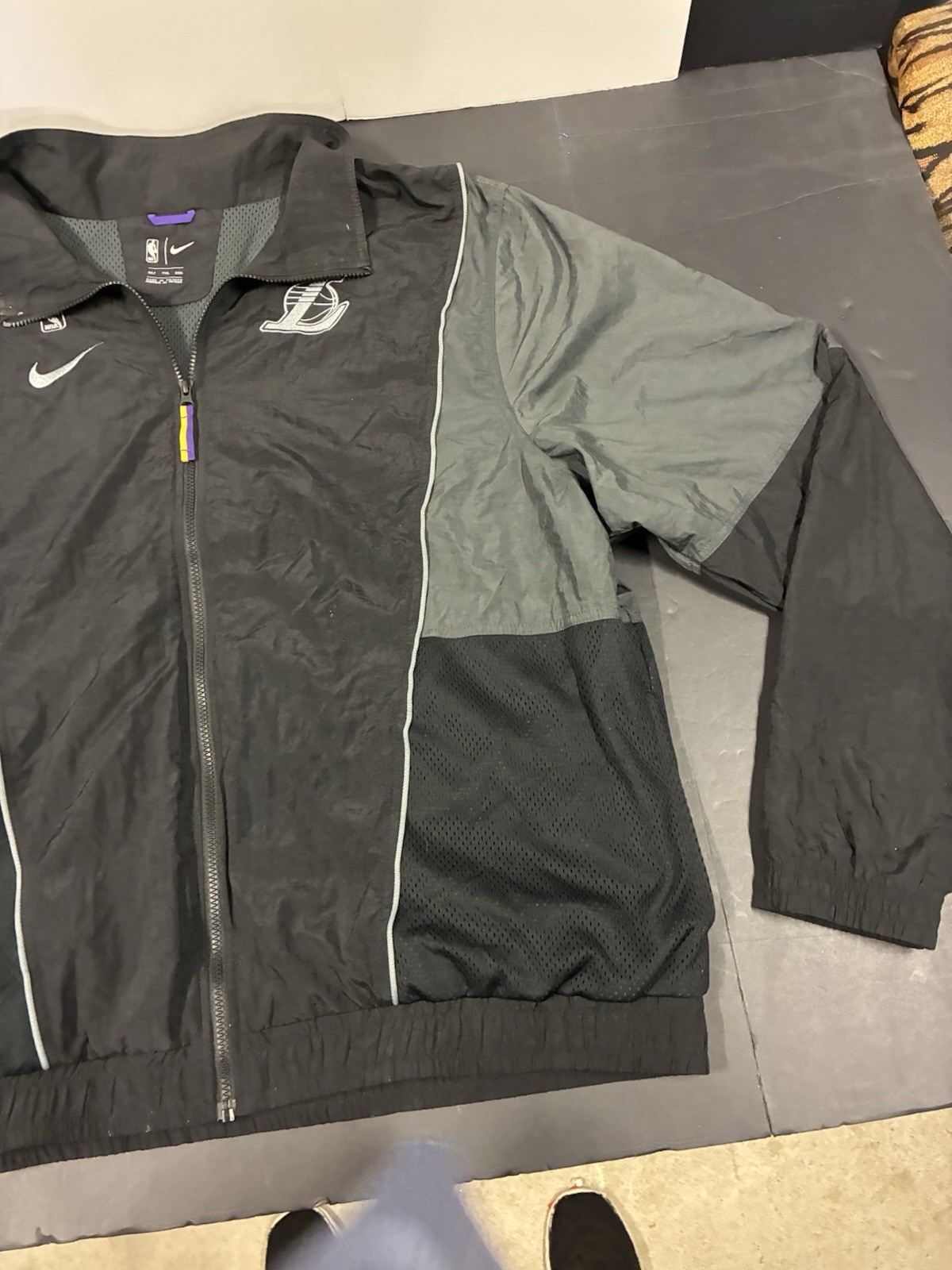 SACAI X NIKE Nike NBA LA Lakers Courtside nero grigio solo giacca a vento taglia (XXLT)