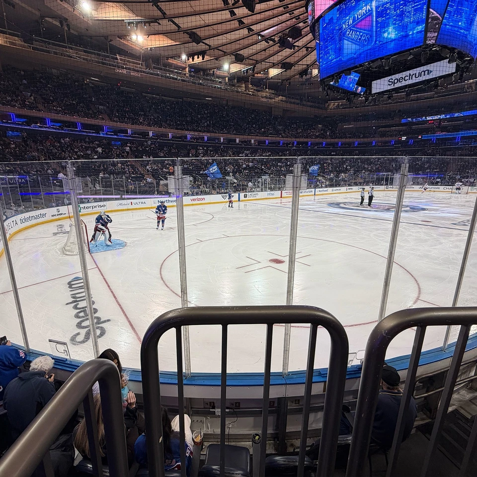 Boletos New York Rangers vs Nashville Predators 10/11/25 - PRIMERA FILA INFERIOR 104 Foto 3 de 4
