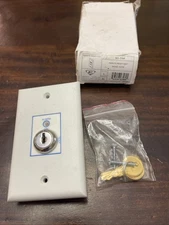 Edwards EST SD-TRK Remote Reset/ Test Station with Keys, White, New and Unused