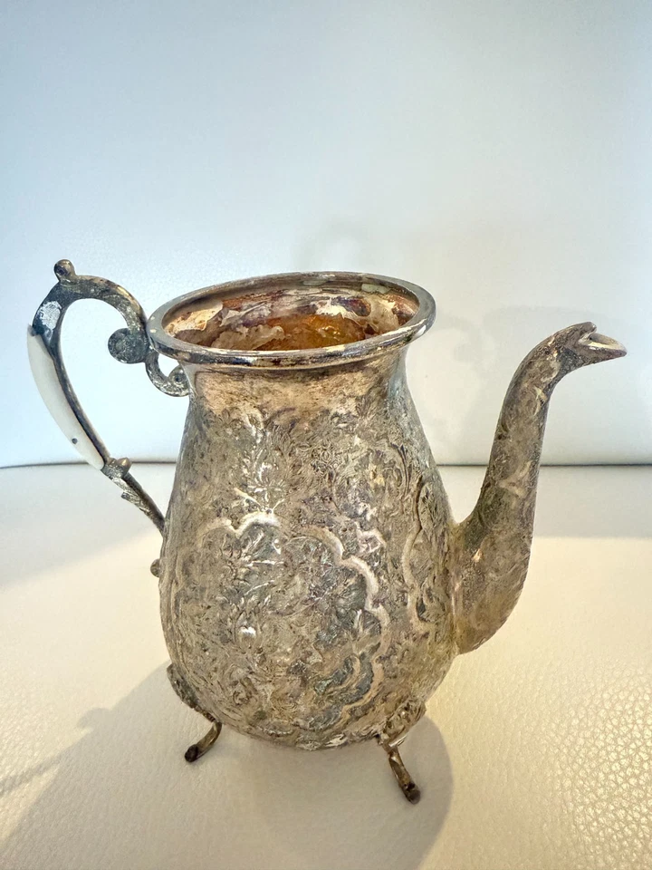 ANTIGUA TETERA PLATEADA CAFETERA ORNAMENTADA DISEÑO FLORAL BASE CON PATAS Foto 2 de 4