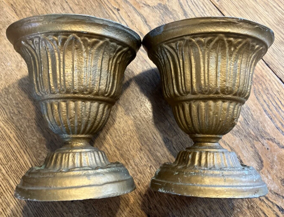 复古古董一对装饰艺术风格金色铸铝花瓶 — 第 2/4 张图片
