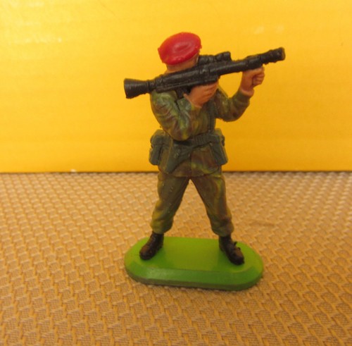 BRITAINS LTD SUPER DEETAIL BRITISH PARATROOPER RED BERET 1978 - Picture 1 of 6