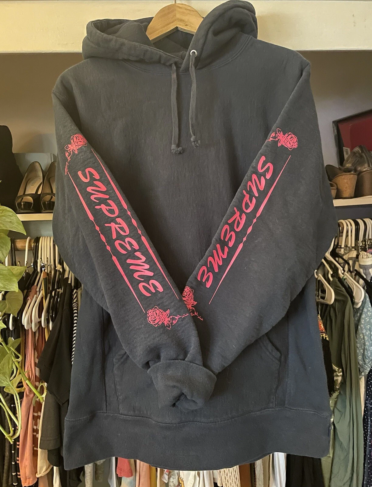 Sweat à capuche bleu marine Supreme Rose sur manches taille L fabriqué au Canada
