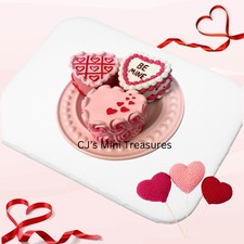 Valentines Day Sweet Treats Set of 3 Pink Heart Cakes Cupcakes New