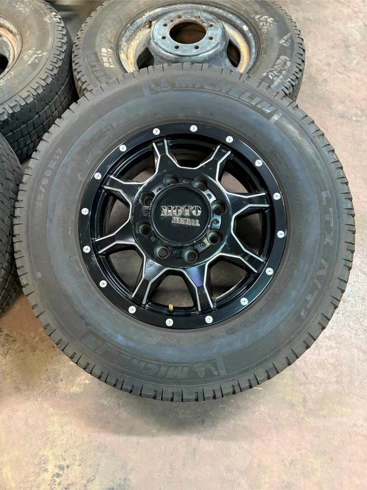 Juego de ruedas usadas Moto Metal Doble MO995 '89-'18 RAM 3500 Doble 235/80R17 LT Foto 3 de 4
