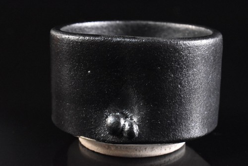 U712: Japanese Seto-ware Black glaze SAKE CUP, auto w/signed box Sake vessels - Picture 2 of 10