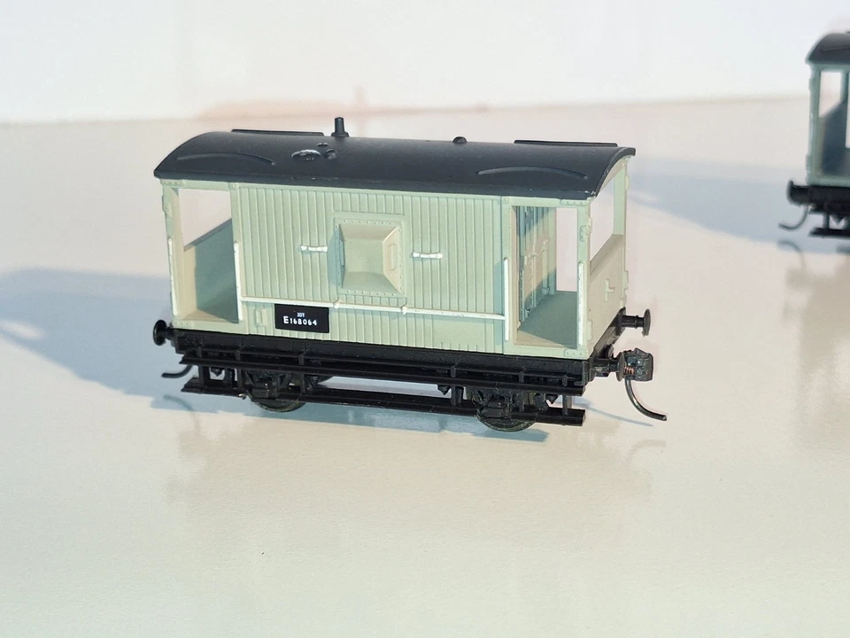 Mainline GWR Brakevans x 2. Good cond. OO Scale. Kadee Couplings. Metal wheels. - Image 2 of 4