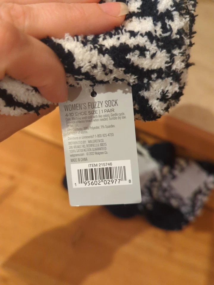 4 Pairs Black And White Fuzzy Socks - Image 4 of 4