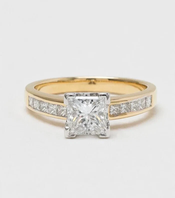 CHANEL Anello di Fidanzamento Channel Setting 1 85CT Moissanite Taglio Principessa Oro Giallo 10K