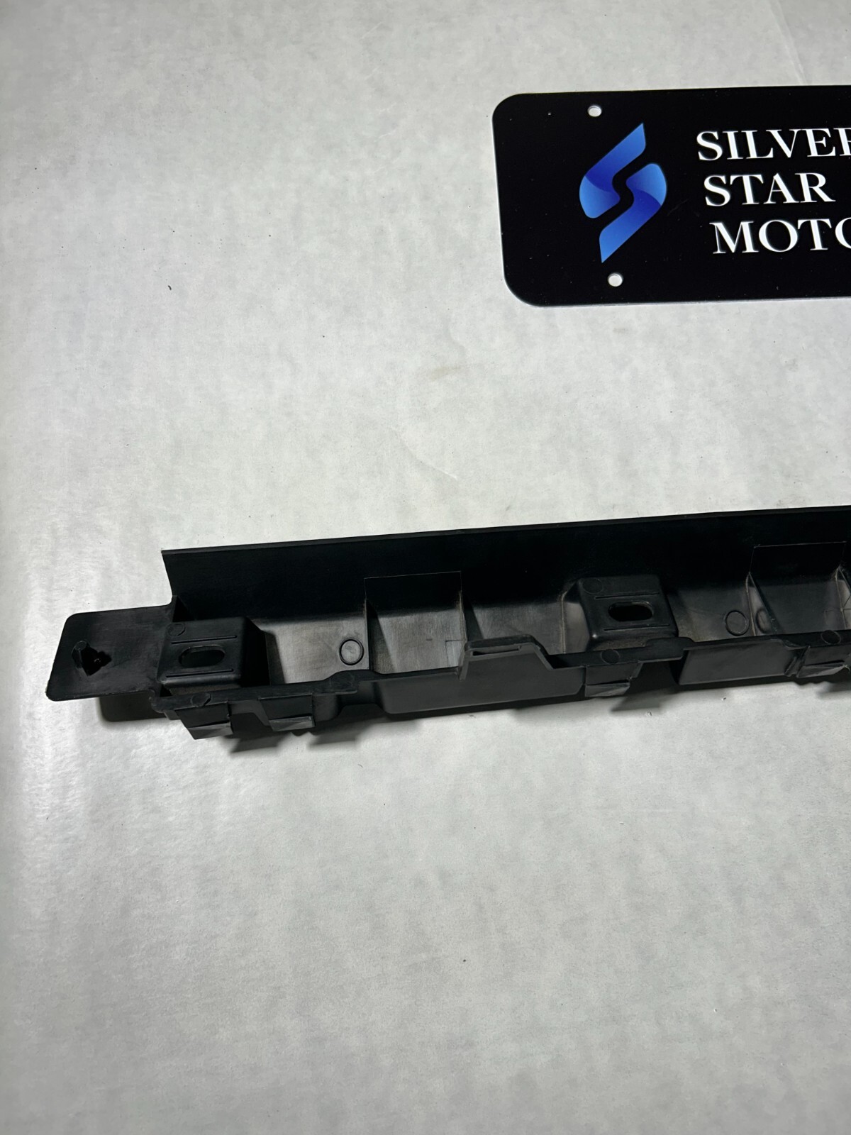 AUDI R8 COUPE OEM RIGHT Front SIDE Skirt Rocker Panel Mount Bracket 420853922