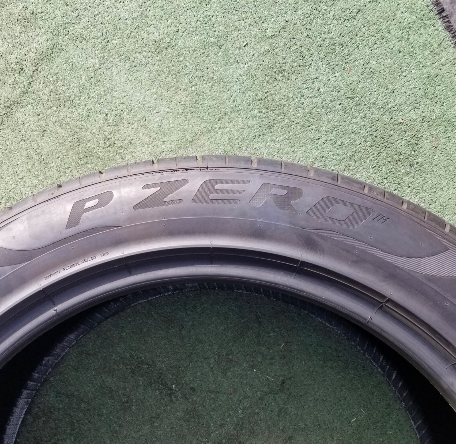 285/45R21 Pirelli P Zero PZ4 Tire 285/45ZR-21 L Lamborghini Urus Front 50% Tread