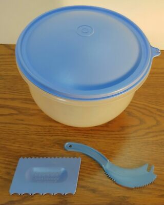 Tupperware Super Crisp-It 3 qt Container with Blue Dome Seal and 2 Gadgets