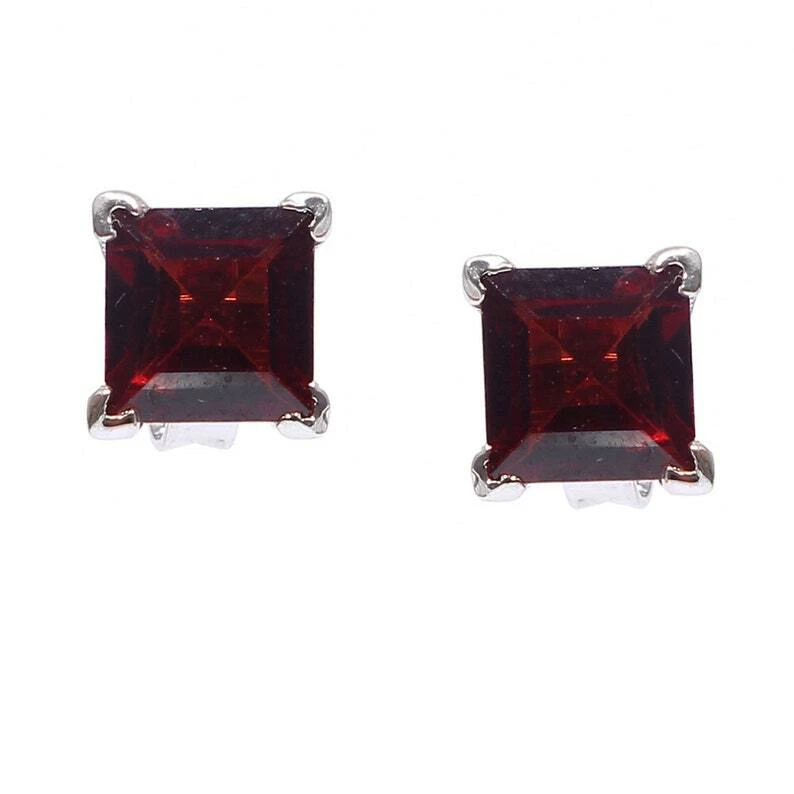 Pendientes solitario de 7 mm granate simulado para hombre enchapado en oro blanco de 14 k plateado Foto 2 de 4