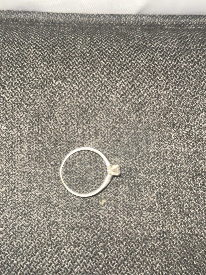 Anillo pequeño de diamantes de oro blanco de 14 quilates de 0,3 quilates Foto 2 de 3