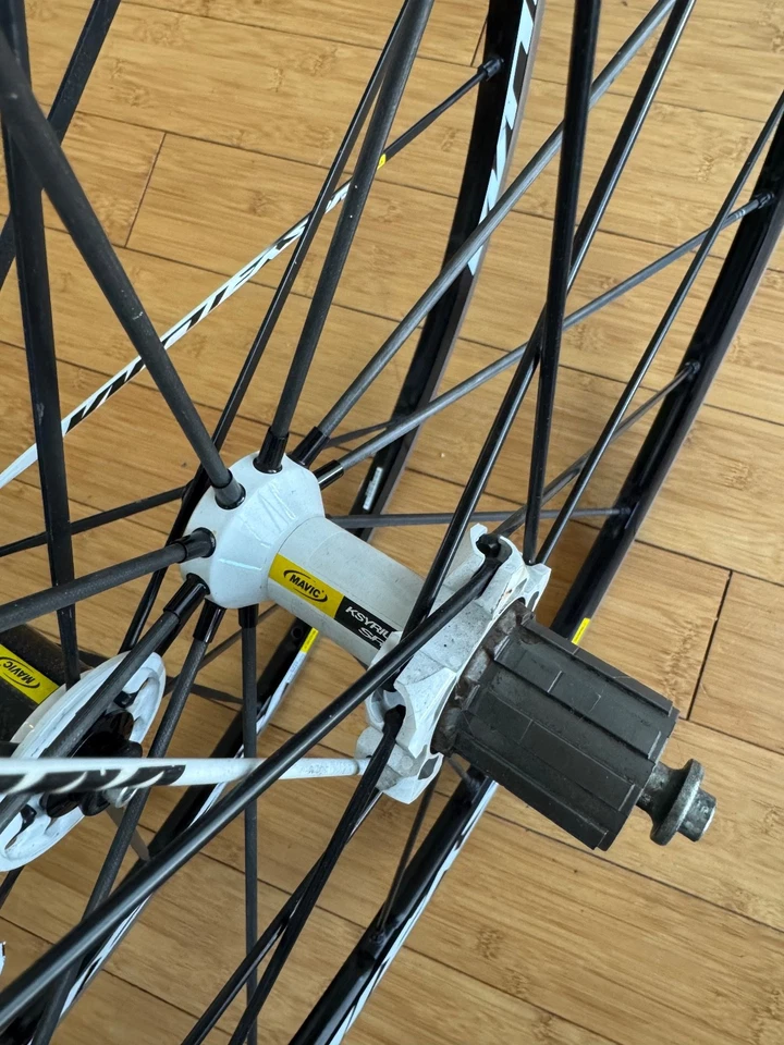 Rueda de bicicleta de carretera Mavic Ksyrium SR. Llantas ligeras de aleación Maxtal, tecnología tubeless. Foto 3 de 3