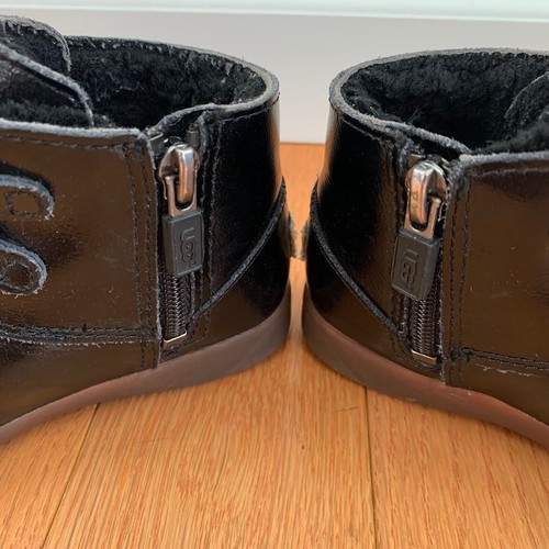 UGG Kleinkind Größe 10 schwarz Lackleder Bootie warm Lammfell gefüttert 1013414T - Bild 2 von 8