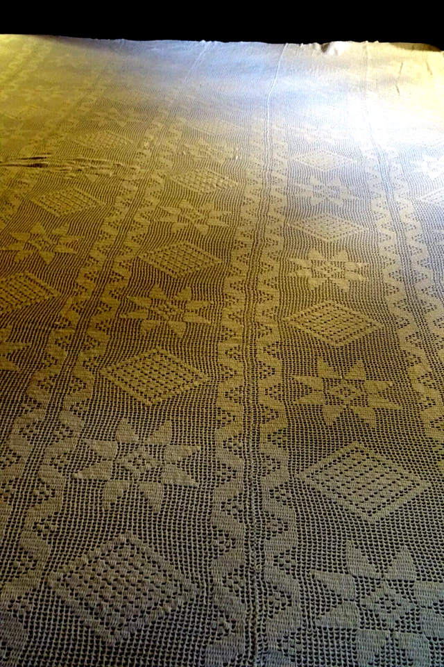 50er Jahre Tagesdecke gehäkelt 220x220cm plus 3-seitiger hoher Ziersaum Handarb. - Bild 2 von 4