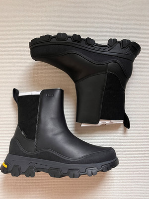 UGG Women's MetroTrek Chelsea Boots in Black Size US 6.5 NEW!
