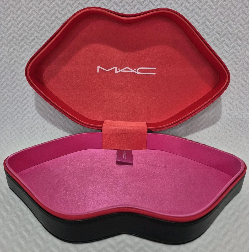 Estuche de cosméticos MAC Cosmetics con forma de labios | Cuero sintético negro | Cremallera roja Foto 2 de 4
