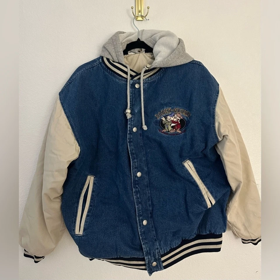 DISNEY Seven Dwarves Denim Bomber Chaqueta De Colección Años 90 Bordado Abrigo Jean Capucha Mediana Foto 2 de 4