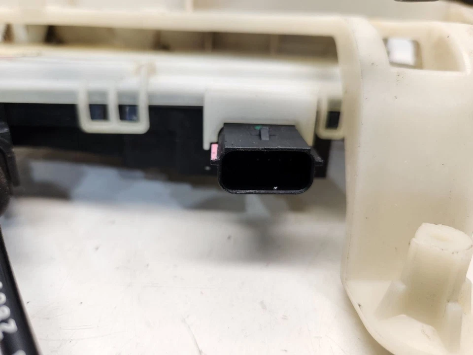 2014 Ford Taurus Passenger Right Front Door Latch - Power  - Image 4 of 4