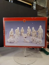 1990s Madison Avenue Christmas Manger Ivory And Gold 10 Piece Nativity Set