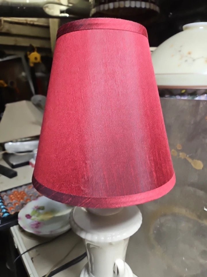 Pantalla de lámpara roja carmesí de tela atómica sobre plástico 5x9.5x9 Foto 4 de 4