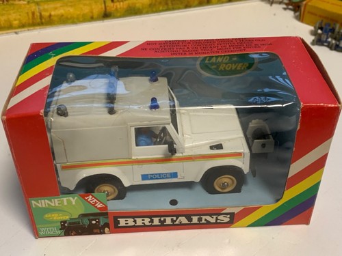 BRITAINS.1:32.9691.POLICE LAND ROVER DEFENDER 90. SWB. BOLLARDS.SIGNS.WINCH. - Picture 24 of 24