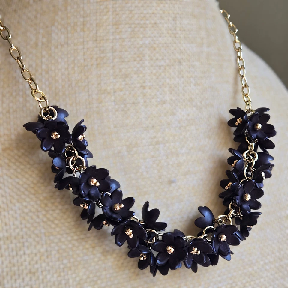 Conjunto de collar y aretes aro florales con racimos de flores negras Zenzii tono dorado Foto 3 de 4