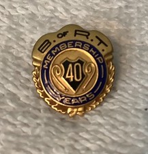 B. Pin's de service R.T. 40 ans émail doré et bleu, fabriqué à l'Union