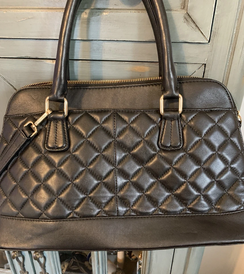 Bolso de mano Calvin Klein acolchado negro.  Foto 3 de 4